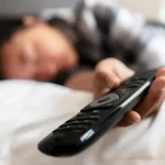 Zaspávate pri zapnutej televízii? Odborníci varujú, čo to hovorí o zdraví