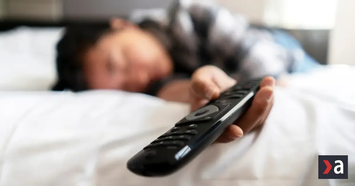 Zaspávate pri zapnutej televízii? Odborníci varujú, čo to hovorí o zdraví